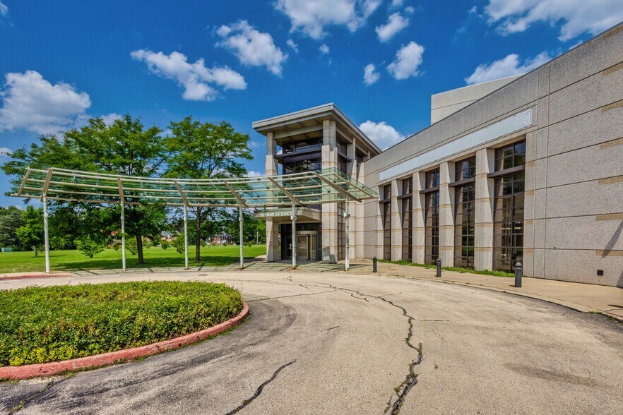 More Photos Of 901-934 Center St, Elgin Hospital For Sale
