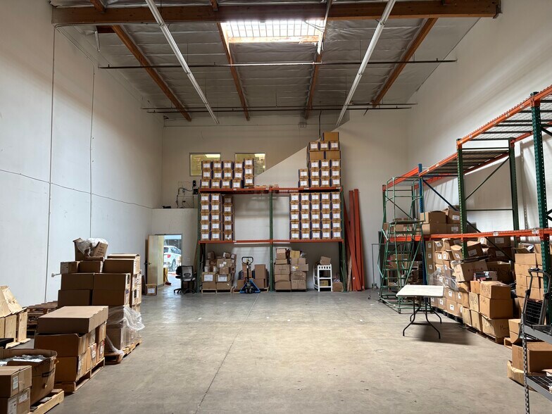More Photos Of 25 W Easy St, Simi Valley Warehouse For Lease