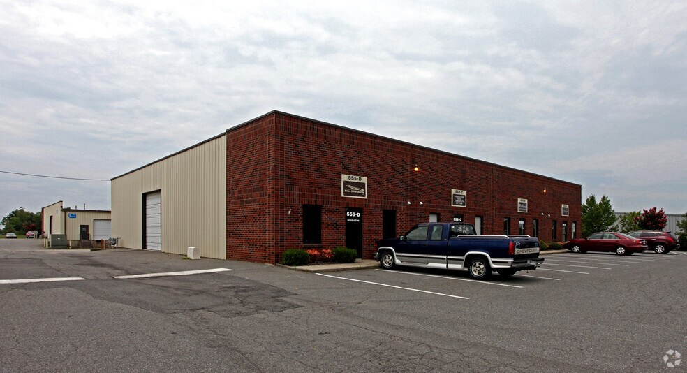 More Photos Of 555 NW Pitts School Rd, Concord Warehouse For Lease