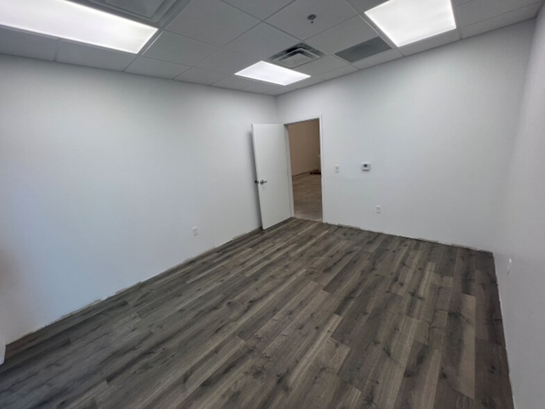More Photos Of 6810 Edgewater Dr, Lockhart Warehouse For Lease