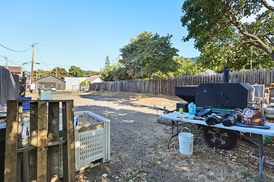 More Photos Of 216 W Steuben St, Cook General Retail For Sale