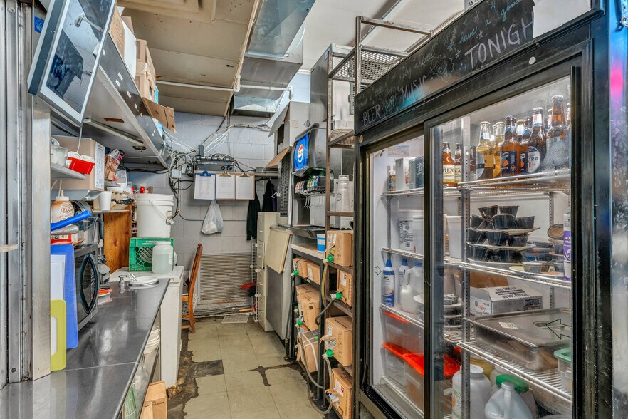 More Photos Of 601 Arizona Ave, Holton General Retail For Sale