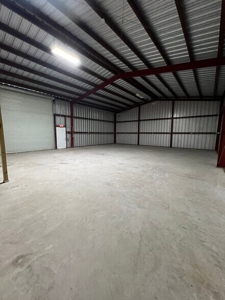 More Photos Of 11085 Eastex Fwy, Beaumont Warehouse For Lease