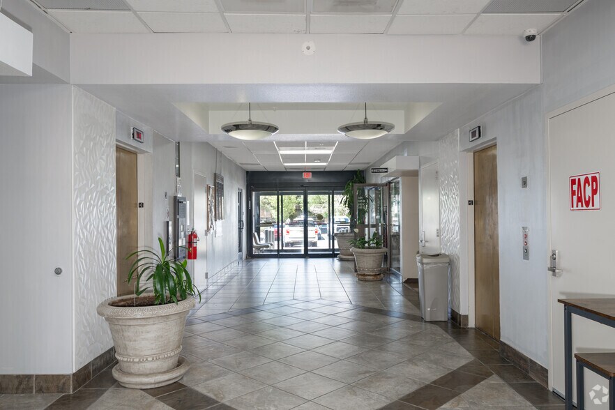 More Photos Of 6070 Gateway Blvd E, El Paso Office For Lease