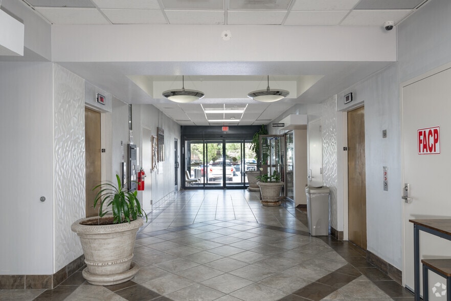 More Photos Of 6070 Gateway Blvd E, El Paso Office For Sale