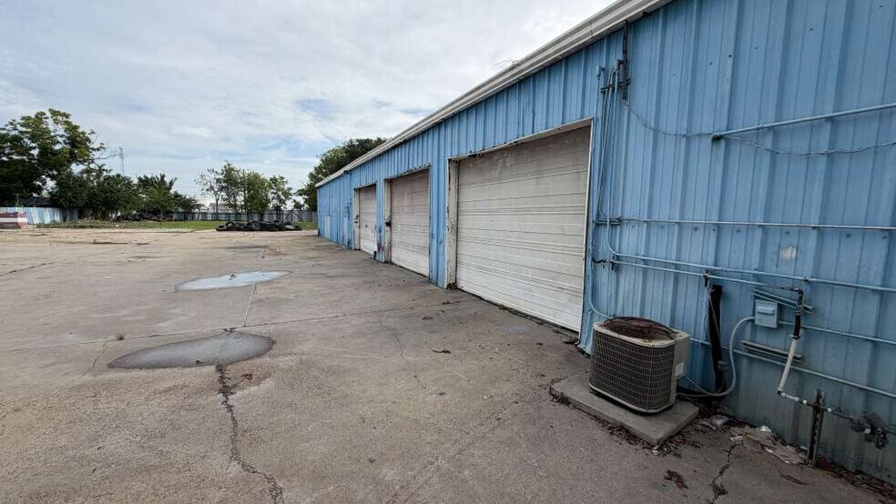 More Photos Of 1012 W Jackson, Pasadena Manufacturing For Lease
