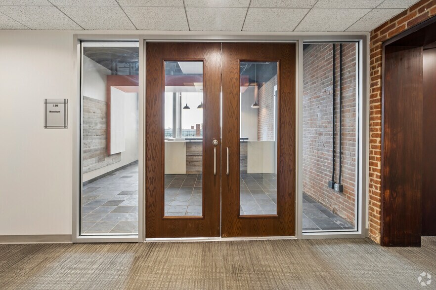 More Photos Of 300 W Pratt St, Baltimore Office For Sale