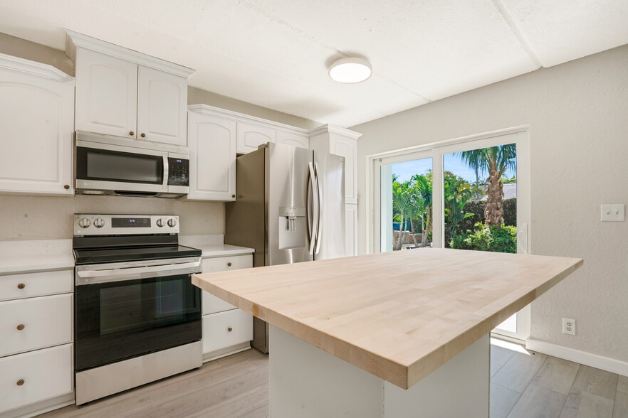 More Photos Of 2649 Lake Dr, Riviera Beach Apartments For Sale