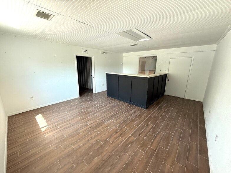 More Photos Of 703 Buschong St, Houston Manufacturing For Lease