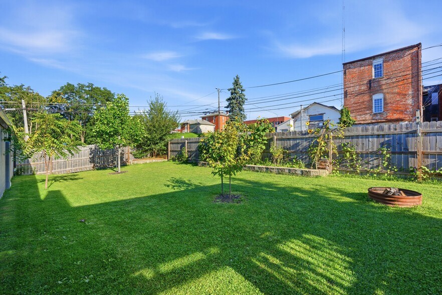 More Photos Of 111 W Hazel St, Albion Light Manufacturing For Sale