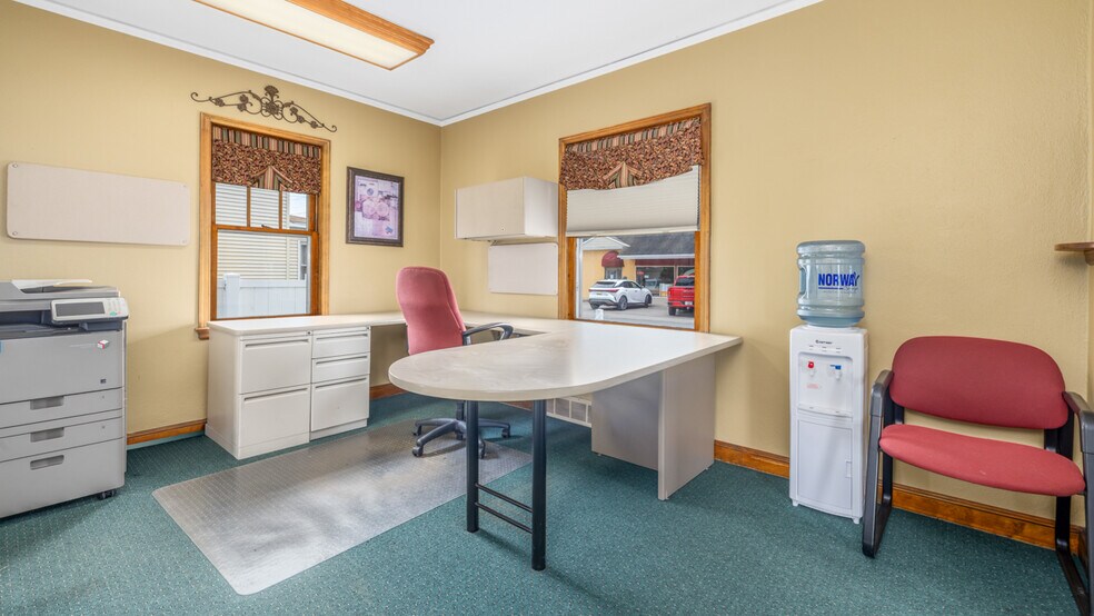 More Photos Of 212 E Margaret St, Iron Mountain Office For Sale