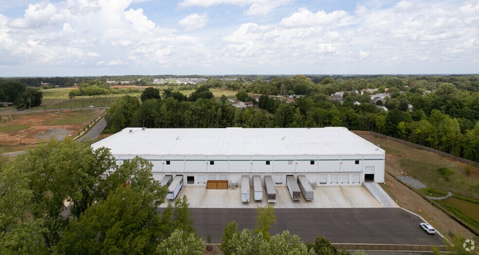 More Photos Of 4330 Silverpark Dr, Charlotte Unknown For Lease