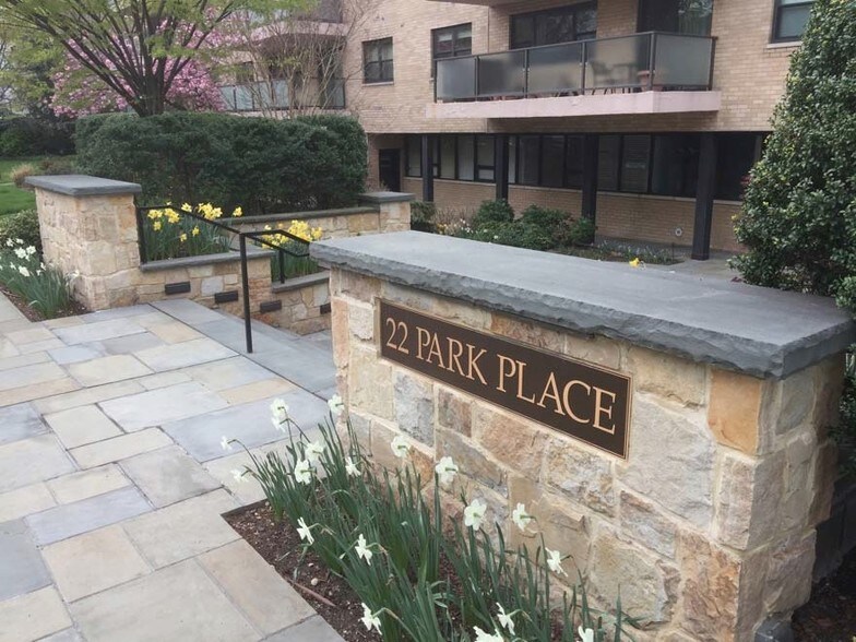 Primary Photo Of 20-24 Park Pl, Great Neck Office Residential For Lease