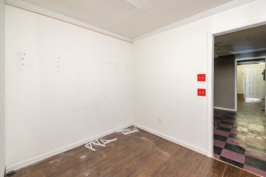 More Photos Of 30 S Main St, Harrisonburg General Retail For Sale