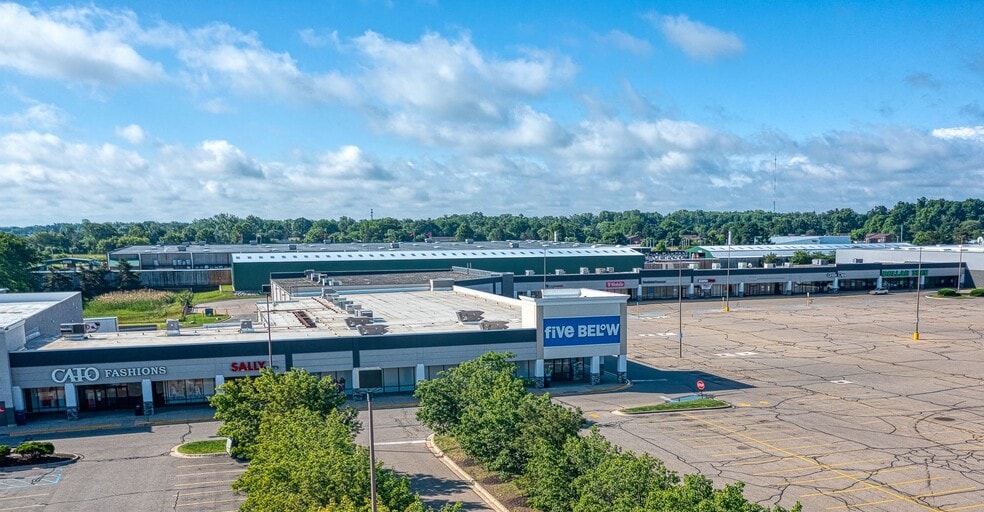More Photos Of 438-462 E Edgewood Blvd & SEC American Rd & E Edgewood Blvd, Lansing Storefront For Lease
