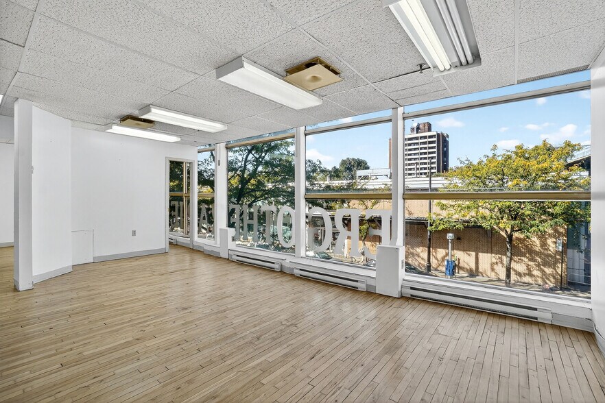 More Photos Of 1988 Rue Sainte-Catherine E, Montréal General Retail For Lease