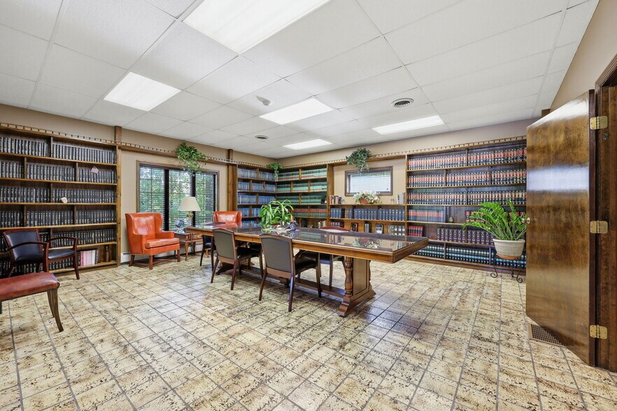 More Photos Of 1 N Roberts Rd, Highland Office For Sale
