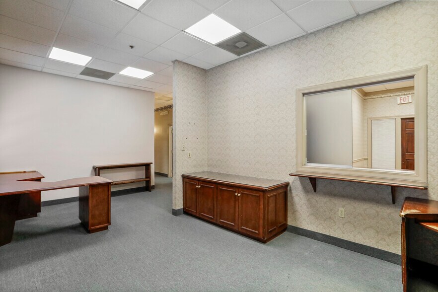 More Photos Of 18-20 W Washington St, Hagerstown Office For Lease