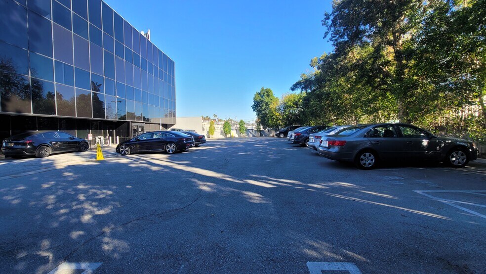 More Photos Of 17742-17750 Sherman Way, Reseda Medical For Lease