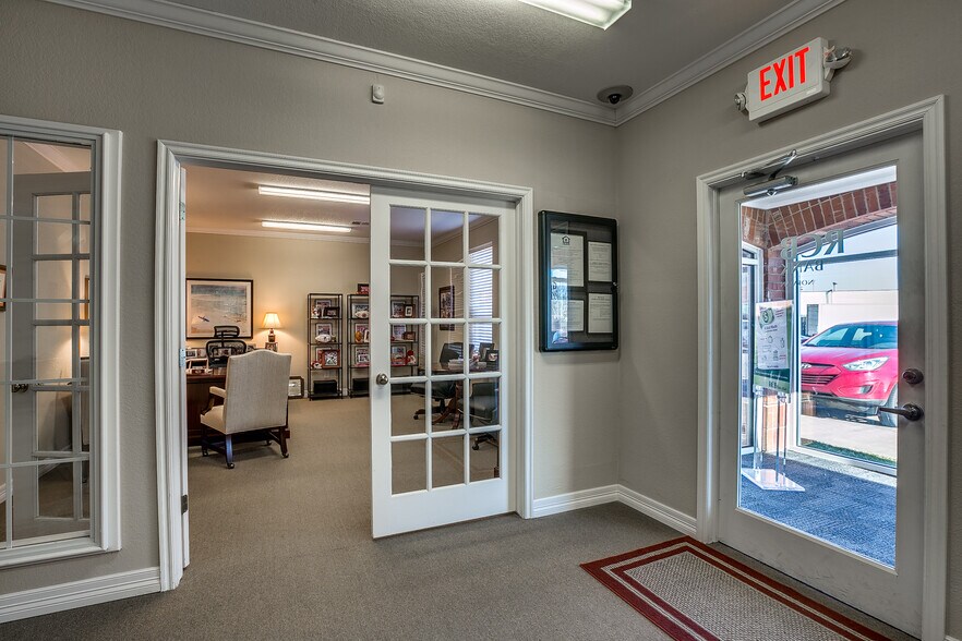 More Photos Of 1120 Rambling Oaks Dr, Norman Office For Lease