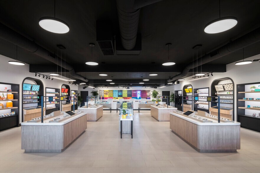 More Photos Of 770 W 19th St, Costa Mesa Showroom For Sale