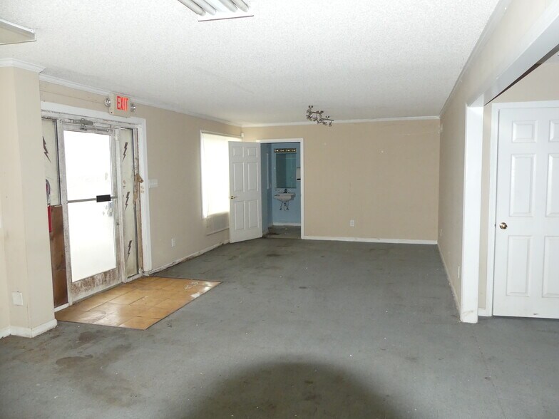 More Photos Of 750 E New Hope Rd, Goldsboro Warehouse For Lease