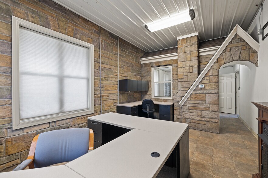 More Photos Of 922 W Fourth St, Mansfield Warehouse For Lease