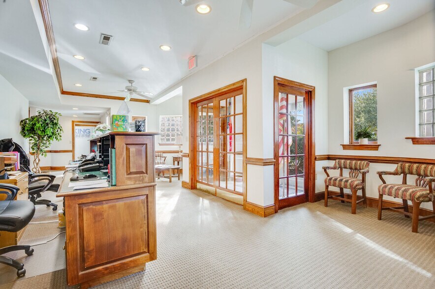 More Photos Of 112 Old Bridge St, Jacksonville Office For Sale