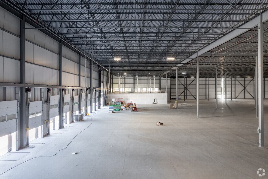 More Photos Of 151 Garden Ave, Brantford Distribution For Lease