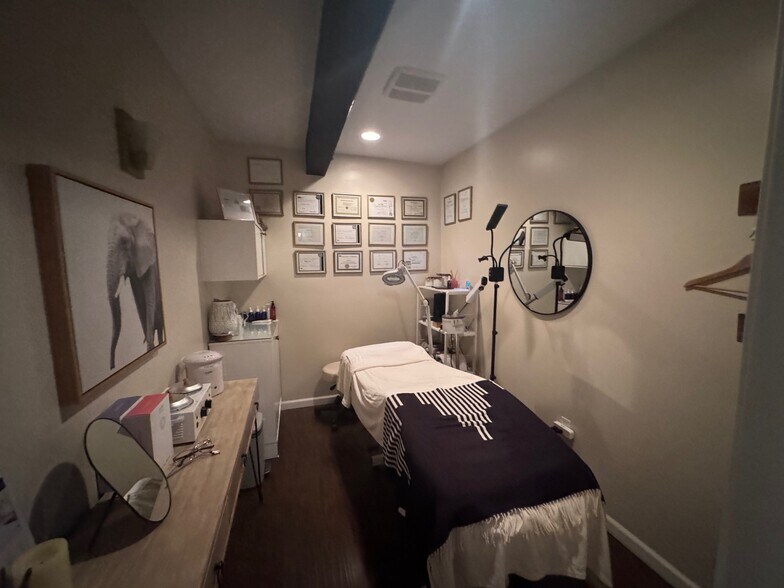 More Photos Of 939 Manhattan Beach Blvd, Manhattan Beach Freestanding For Sale