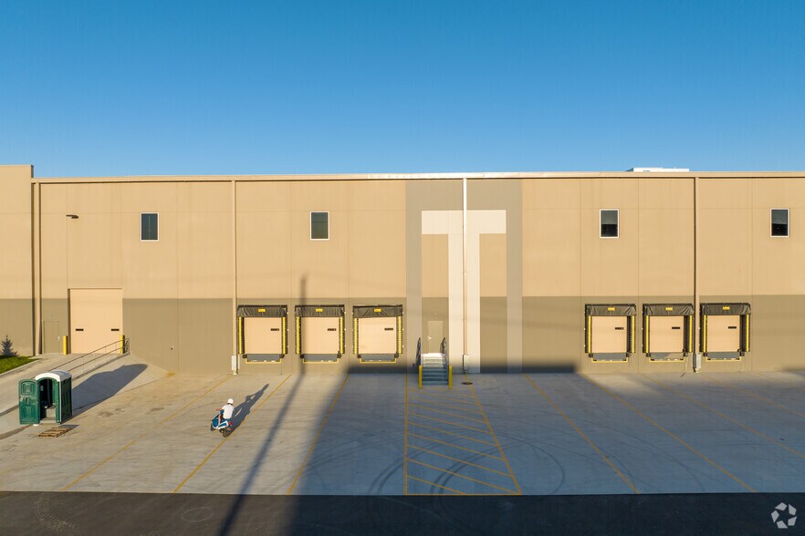 More Photos Of 18300 Vernier Rd, Harper Woods Distribution For Lease