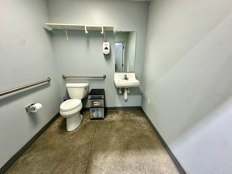 More Photos Of 3710 Jefferson Ave, Texarkana Flex For Lease