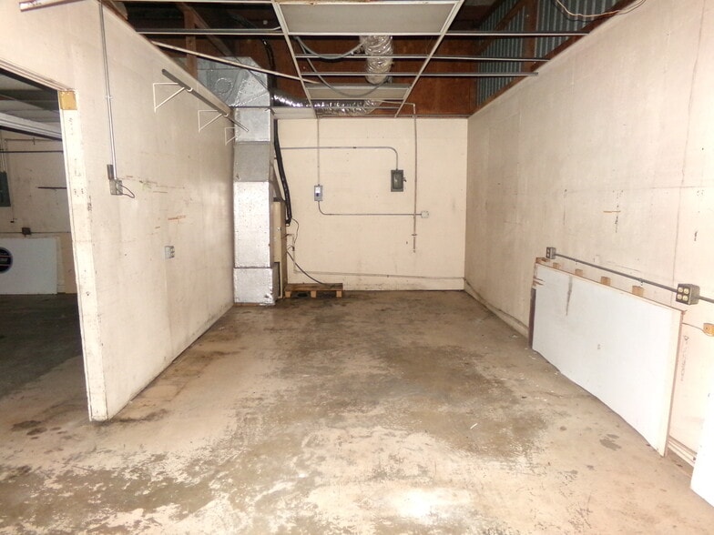 More Photos Of 2120 E Edgewood Dr, Lakeland Industrial For Lease