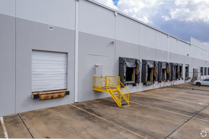 More Photos Of 11711 Clay Rd, Houston Warehouse For Lease