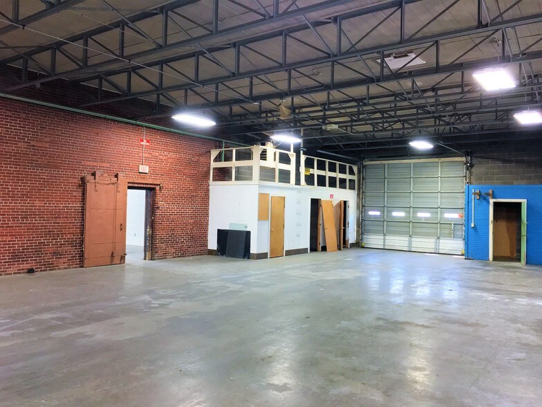 More Photos Of 620 N Edgemoor St, Wichita Warehouse For Sale