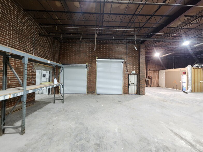 More Photos Of 1320 White St SW, Atlanta Showroom For Lease
