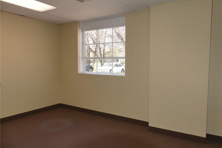 More Photos Of 36 Plains Rd, Essex Freestanding For Lease