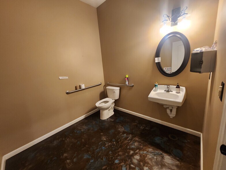 More Photos Of 109 W Poplar St, Harrisburg Specialty For Sale