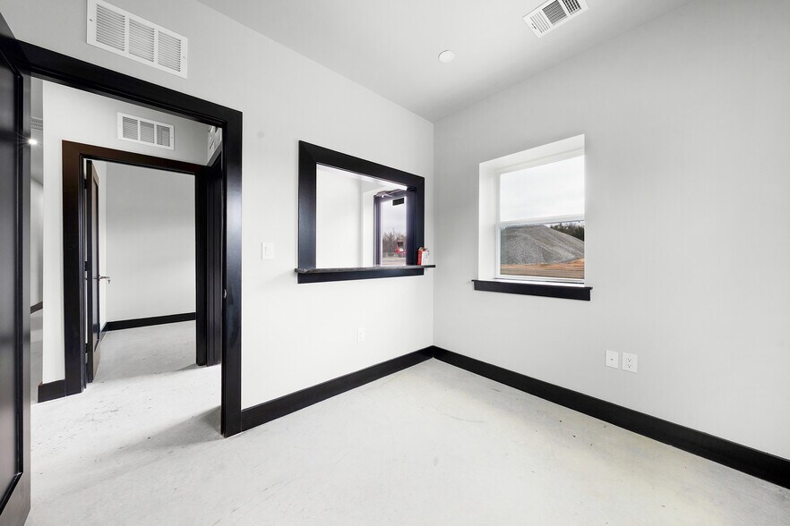 More Photos Of 1240 Blackland Trl, Lavon Warehouse For Lease