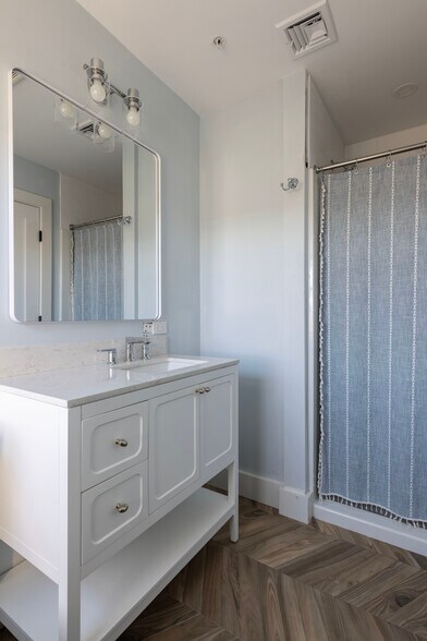 More Photos Of 212 Water St, Block Island Storefront For Sale