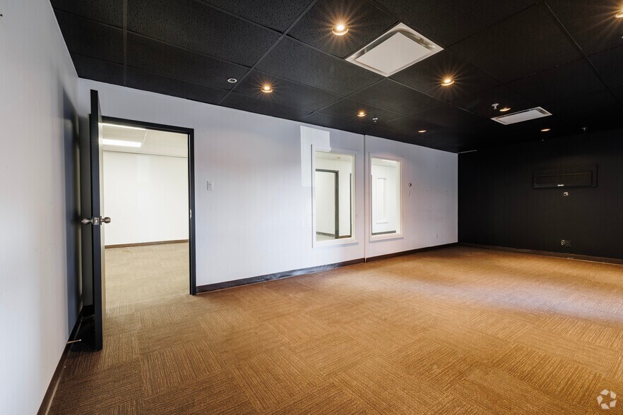 More Photos Of 2325 Rue Dandurand, Montréal Warehouse For Lease