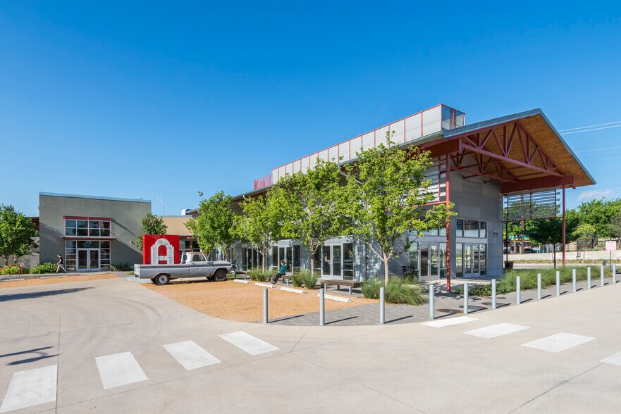 More Photos Of 1818 Sylvan Ave, Dallas Unknown For Lease