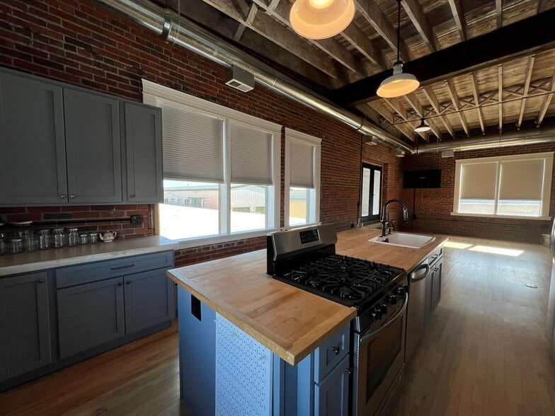 More Photos Of 700 Keogh Ct, Great Falls Light Distribution For Lease