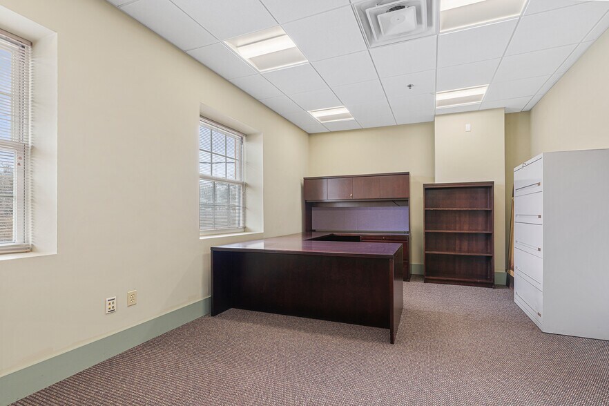 More Photos Of 319 Auburn St, Newton Medical For Lease