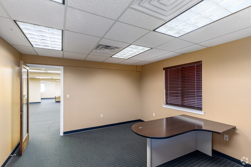 More Photos Of 2 Forest Park Dr, Farmington Unknown For Sale