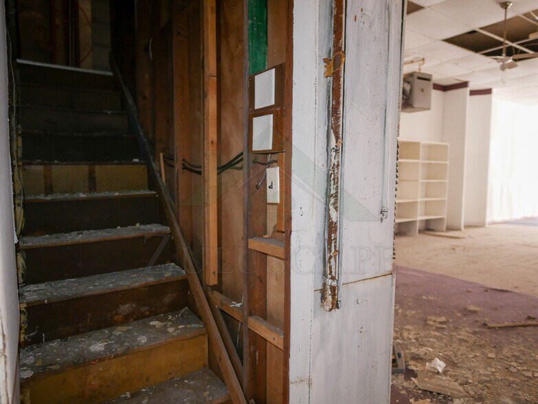 More Photos Of 112 S Anderson St, Elwood Storefront Retail Office For Lease