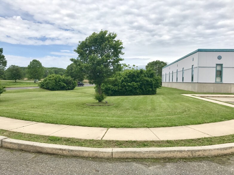 More Photos Of 118 Walnut St, Salem Office For Sale