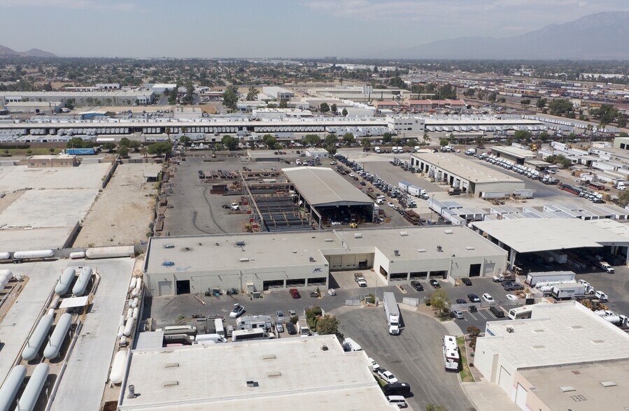 More Photos Of 170 W Mindanao St, Bloomington Manufacturing For Sale