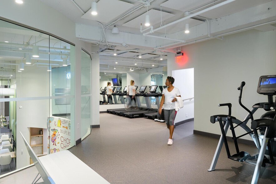 More Photos Of 227 W Trade St, Charlotte Office For Lease