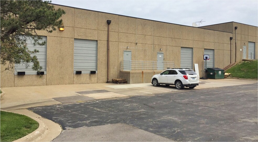 More Photos Of 14631-14651 W 95th St, Lenexa Light Distribution For Lease